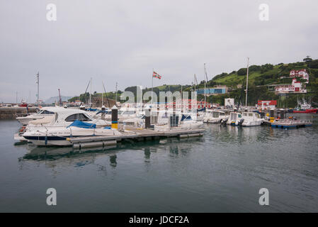 Bermeo, Spagna - 28 Maggio 2017: Porto di Bermeo in un giorno nuvoloso. Bermeo è un piccolo paese di pescatori in mare cantabric costa, Paesi Baschi, Spagna. Foto Stock