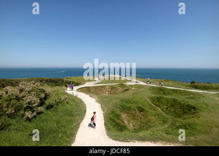 La vista sulla Pointe du Hoc WW2 difese tedesco verso il Rangers Memorial, Normandia, Francia Foto Stock