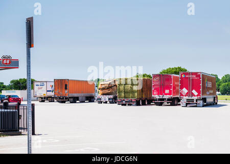 Una linea di semi camion parcheggiato a Belle pianure, un carrello fermo con un cacciavite Phillips 66 stazione sulla I-35 in Kansas, Stati Uniti d'America. Foto Stock