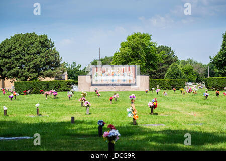 Un'area di un cimitero chiamato Ultima Cena, mostrando un'immagine dell'Ultima Cena sul prato con decorate Memorial Day tombe. Wichita, Kansas, Stati Uniti d'America. Foto Stock