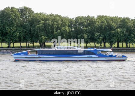 MBNA Thames Clipper sul Fiume Tamigi a Wandsworth Park Foto Stock