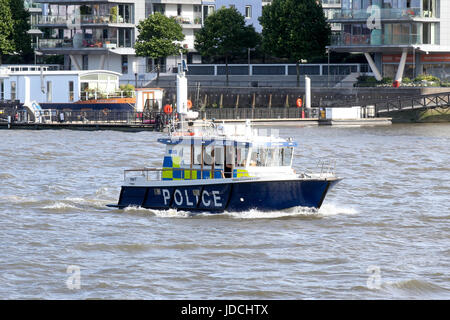 Il fiume Tamigi, Londra, Regno Unito. Marine unità di polizia imbarcazione di pattuglia sul Tamigi a Wandsworth Park. Foto Stock