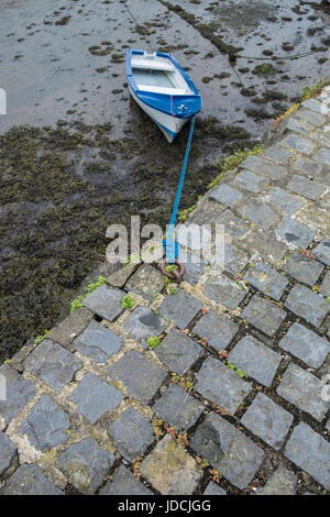 Imbarcazione attraccata nel basso Fishguard Harbour, aka Abergwaun o inferiore della città, Pembrokeshire, Wales, Regno Unito Foto Stock