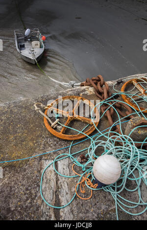 Piccolo gommone ormeggiata in porto Porthgain, Il Pembrokeshire Coast National Park, Wales, Regno Unito Foto Stock