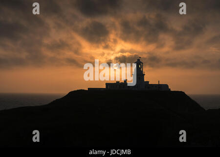 Cielo di tramonto a Strumble Head Lighthouse, Pencaer Penisola, Il Pembrokeshire Coast National Park, Wales, Regno Unito Foto Stock