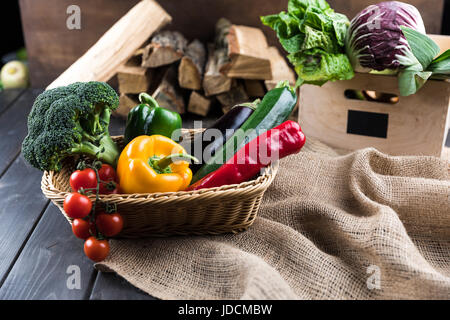 Vista ravvicinata di fresche verdure di stagione in cesto su un letto di sacco Foto Stock