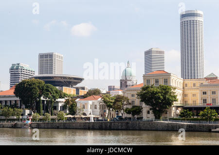 Storici e moderni edifici sul lungofiume, Boat Quay, Singapore Foto Stock