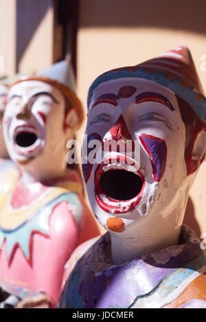 Clown figure con bocche aperte da una fiera Foto Stock