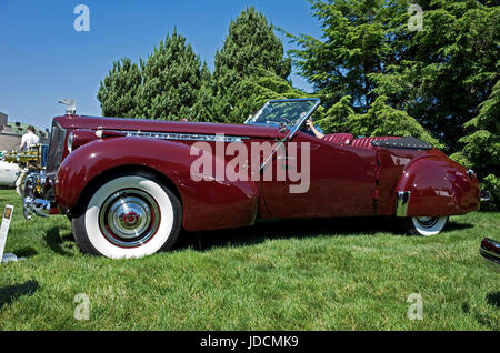 Hershey Pa-Giugno 11, 2017: 1940 Packard 1806 Custom Super otto convertibile Renzo Victoria sorge sul display all'eleganza a Hershey. Foto Stock