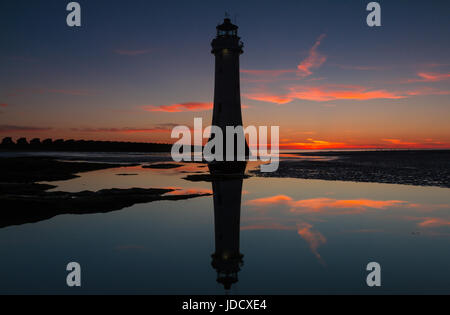 New Brighton faro al tramonto, fiume Mersey, Wirral, Merseyside - noto anche come Pesce persico Rock faro Foto Stock