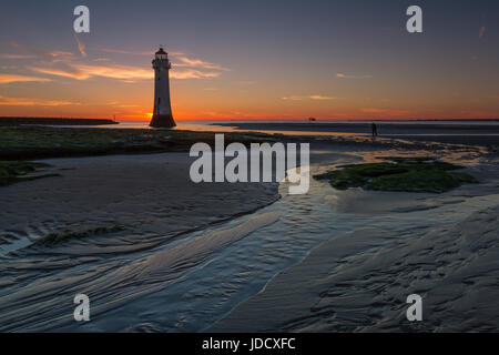 New Brighton faro al tramonto, fiume Mersey, Wirral, Merseyside - noto anche come Pesce persico Rock faro Foto Stock