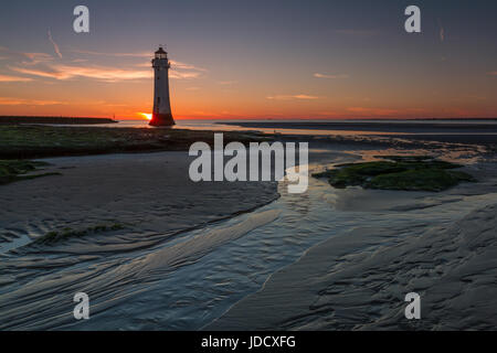 New Brighton faro al tramonto, fiume Mersey, Wirral, Merseyside - noto anche come Pesce persico Rock faro Foto Stock