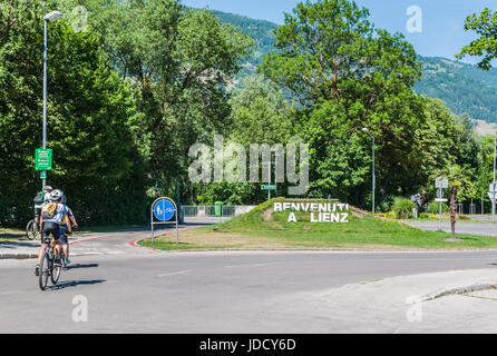 Pista ciclabile tra Italia (San Candido - San Candido) e Austria (Lienz). Le biciclette passano attraverso la natura senza auto. Foto Stock