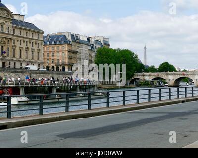 Tourist crociera in barca sul fiume Senna passato Parc Rives de Seine, Parigi, Francia Foto Stock