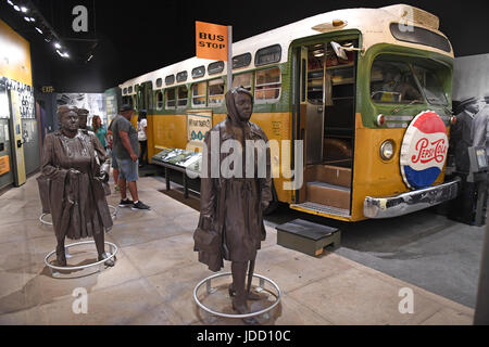 Memphis, TN, Stati Uniti d'America - 9 Giugno 2017: Bus display a Rosa Parks mostrano come parte del National Civil Rights Museum e il sito dell'assassinio del dr. Foto Stock