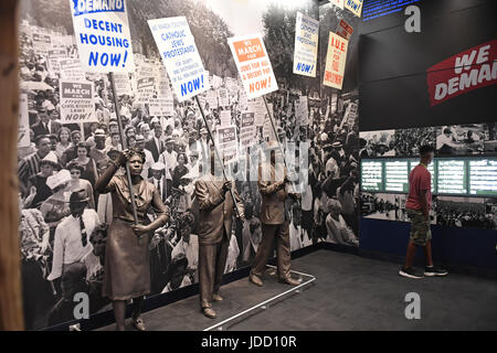 Memphis, TN, Stati Uniti d'America - 9 Giugno 2017: i manifestanti come parte della mostra al National Civil Rights Museum e dal sito dell'assassinio del dottor Martin Lutero Foto Stock