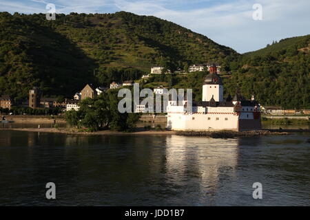 Il castello Pfalzgrafenstein è un pedaggio castello sull'isola Falkenau, altrimenti noto come Pfalz isola del fiume Reno. Foto Stock