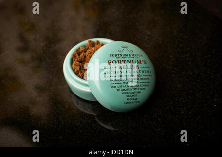Fortnum e Mason, Fortnum's Relish Anchovial alchimia in un piccolo vaso di porcellana con scritte in oro su un sfondo di ardesia Foto Stock