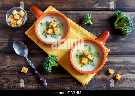 Verdure e formaggio cheddar minestra in crema di broccoli e crostini su sfondo di legno con copia spazio - le sane Organica Vegana Vegetariana Foto Stock