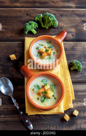 Verdure e formaggio cheddar minestra in crema di broccoli e crostini su sfondo di legno con copia spazio - le sane Organica Vegana Vegetariana Foto Stock