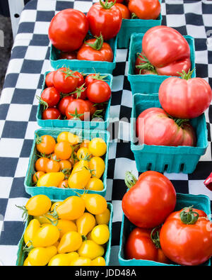 Visualizzazione di pera e pomodori rossi nelle caselle al mercato di fattoria Foto Stock