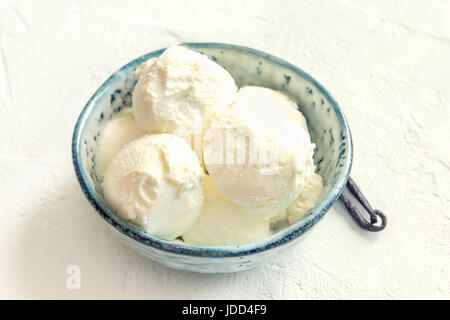 Gelato alla vaniglia in ceramica blu ciotola. Gelato fatto in casa, copia dello spazio. Foto Stock