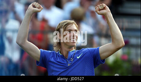 Canada's Denis Shapovalov celebra battendo la Gran Bretagna Kyle Edmund durante il giorno uno del 2017 AEGON Championships presso la Queen's Club di Londra. Foto Stock