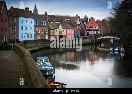 Norwich riverside scena lungo le rive del fiume Wensum Foto Stock