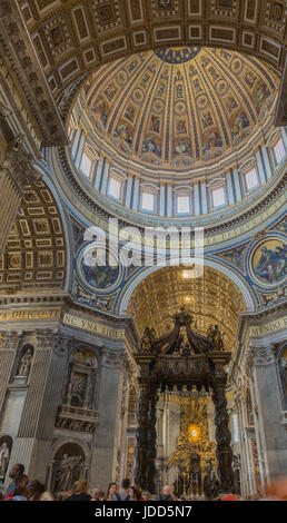 Sankt Peter, meist Petersdom genannt und Petersplatz, Vatikan, Rom, Lazio, Italien Foto Stock