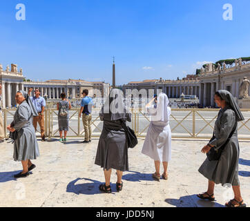 Sankt Peter, meist Petersdom genannt und Petersplatz, Vatikan, Rom, Lazio, Italien Foto Stock