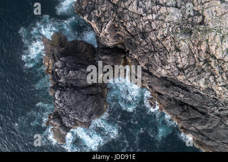 Vista aerea di scogliere sul mare a Garenin, Lewis, Ebridi Esterne Foto Stock