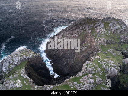 Vista aerea di scogliere a Garenin, Lewis, Ebridi Esterne Foto Stock