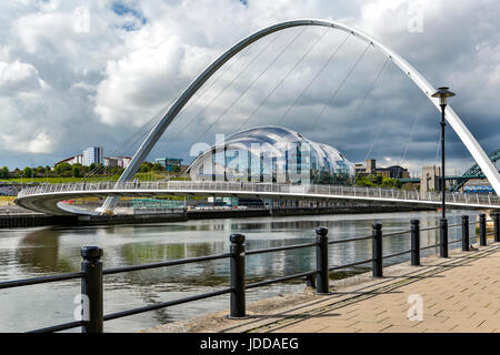 Fiume Tyne, Gateshead Millennium Bridge e Il Sage Gateshead concert hall (fondo), Quayside, Newcastle, Northumberland, England, Regno Unito Foto Stock