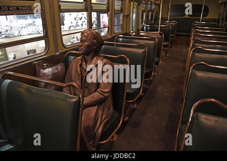 Memphis, TN, Stati Uniti d'America - 9 Giugno 2017: scultura di Rosa Parks bus interno a livello nazionale Museo dei Diritti Civili e il sito dell'assassinio del dottor Marti Foto Stock