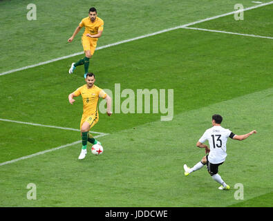 Sochi, Russia. 19 giugno 2017. Australia Bailey Wright (L) adn compagno di squadra Bailey Wrigh (C) ricerca su come la Germania Lars Stindl dà il suo lato un 1:0 conduttore durante la Confederations Cup di stadi di gruppo Gruppo B match in Fisht Stadium a Sochi, Russia, 19 giugno 2017. Foto: Marius Becker/dpa/Alamy Live News Foto Stock