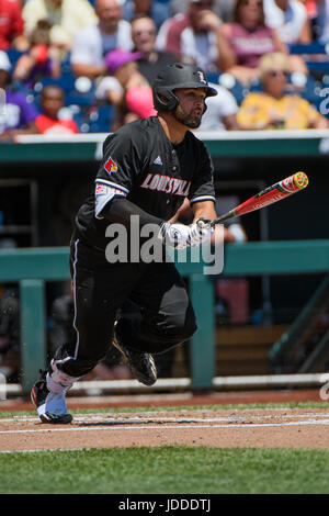 Omaha, NE USA. Il 18 giugno, 2017. Il Louisville Colby Fitch #42 in azione durante il gioco 3 del 2017 uomini del NCAA College World Series tra Texas A&M Aggies vs Louisville Cardinali al TD Ameritrade Park in Omaha, NE.presenze: 23,437 .Louisville ha vinto 8-4.Jimmy Rash/Cal Sport Media/Alamy Live News Foto Stock