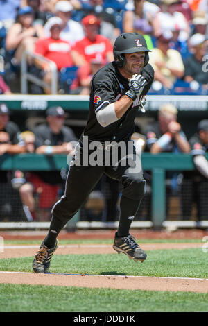 Omaha, NE USA. Il 18 giugno, 2017. Louisville di Logan Taylor #24 in azione durante il gioco 3 del 2017 uomini del NCAA College World Series tra Texas A&M Aggies vs Louisville Cardinali al TD Ameritrade Park in Omaha, NE.presenze: 23,437 .Louisville ha vinto 8-4.Jimmy Rash/Cal Sport Media/Alamy Live News Foto Stock