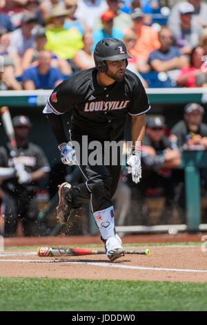 Omaha, NE USA. Il 18 giugno, 2017. Il Louisville Colby Fitch #42 in azione durante il gioco 3 del 2017 uomini del NCAA College World Series tra Texas A&M Aggies vs Louisville Cardinali al TD Ameritrade Park in Omaha, NE.presenze: 23,437 .Louisville ha vinto 8-4.Jimmy Rash/Cal Sport Media/Alamy Live News Foto Stock