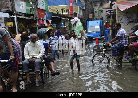 Dacca in Bangladesh. Xix Jun, 2017. Cittadini, veicoli e rickshaws provare a guidare con i passeggeri attraverso le strade inondate di Dhaka dopo forti precipitazioni dovute quasi-fermo su Giugno19, 2015. Dopo forti piogge monsoniche causato allagato la maggior parte di area nella capitale Dhaka in Bangladesh. Le strade sono state parzialmente sommerso rendendo viaggi pericolosi. Un certo numero di risciò ciclo rovesciato nell'acqua. Credito: Mamunur Rashid/Alamy Live News Foto Stock