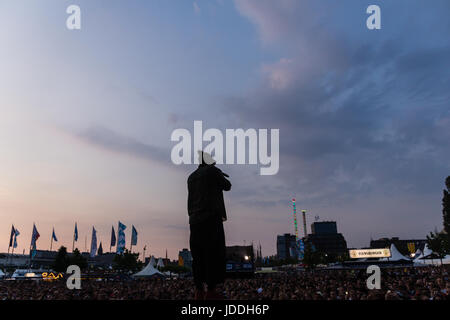 Kiel, Germania. 19 Giugno 2017.Il Rapper Samy Deluxe è di eseguire sul palco Hörn durante la Kieler Woche 2017 Credit: Björn Deutschmann/Alamy Live News Foto Stock