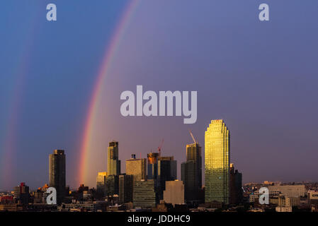 La città di New York, Stati Uniti d'America. 19 giugno 2017. Un arcobaleno nasce nel cielo di New York City dopo una tempesta ha colpito la città. Vista del distretto di Queens. Credito: Eric Pasqualli/Alamy Live News Foto Stock