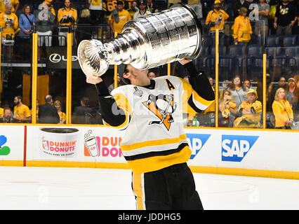 Bridgestone Arena. 11 Giugno, 2017. USA I pinguini di Pittsburgh center Evgeni Malkin (71) baci la Stanley Cup durante il terzo periodo di gioco sei tra i Pittsburg Penguins vs il Nashville Predators nelle finali della Coppa di Stanley a Bridgestone Arena. Steve Roberts /Cal Sport Media/Alamy Live News Foto Stock