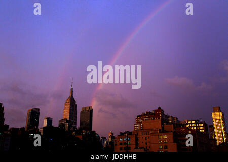 New York, Stati Uniti. 19 giugno 2017. Un arcobaleno doppio sopra Manhattan Empire State Building di New York in seguito ad una tempesta nella città lunedì pomeriggio, Giugno 19th, 2017 Credit: Adam Stoltman/Alamy Live News Foto Stock