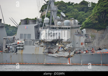 Fitzgerald, DDG 62, 18 giugno 2017, Yokosuka, Kanagawa, Giappone : parte danneggiata della Arleigh Burke-class guidato-missile destroyer USS Fitzgerald (DDG 62) è visto alla attività della flotta Yokosuka, in Kanagawa-Prefecture, Giappone, il 18 giugno 2017. Credito: AFLO/Alamy Live News Foto Stock