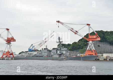 Fitzgerald, DDG 62, 18 giugno 2017, Yokosuka, Kanagawa, Giappone : parte danneggiata della Arleigh Burke-class guidato-missile destroyer USS Fitzgerald (DDG 62) è visto alla attività della flotta Yokosuka, in Kanagawa-Prefecture, Giappone, il 18 giugno 2017. Credito: AFLO/Alamy Live News Foto Stock
