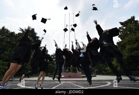 Hefei, cinese della provincia di Anhui. Xx Giugno, 2017. I laureati celebrare la laurea presso l'Università di scienza e tecnologia della Cina (CUST) a Hefei, a est della capitale cinese della provincia di Anhui, 20 giugno 2017. Credito: Yang Xiaoyuan/Xinhua/Alamy Live News Foto Stock