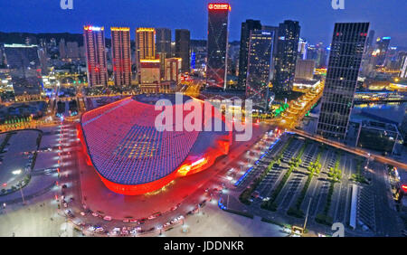 Pechino, Cina. 12 Giugno, 2017. Foto aerea adottate il 12 giugno 2017 illustra il Dalian International Conference Center di Dalian, a nord-est della Cina di Provincia di Liaoning. Dalian è una delle città ospitanti dell'estate incontro di Davos. Credito: Yang Qing/Xinhua/Alamy Live News Foto Stock