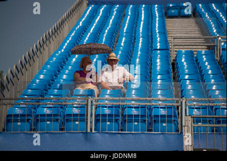 La Queen's Club di Londra, Regno Unito. Xx Giugno, 2017. Il giorno 2 del 2017 Aegon i campionati di tennis a ovest di Londra con il caldo sole che domina la se il meteo. Primi spettatori riparo contro il sole forte. Credito: Malcolm Park/Alamy Live News Foto Stock