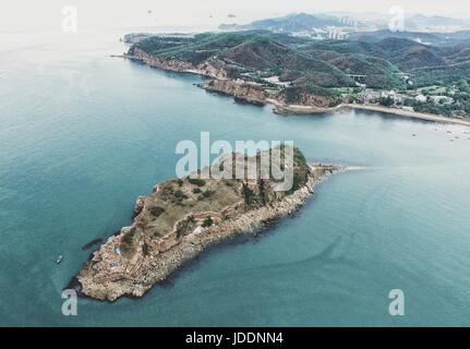 Pechino, Cina. 12 Giugno, 2017. Foto aerea adottate il 12 giugno 2017 mostra la Bangchui Isola di Dalian, a nord-est della Cina di Provincia di Liaoning. Dalian è una delle città ospitanti dell'estate incontro di Davos. Credito: Pan Yulong/Xinhua/Alamy Live News Foto Stock