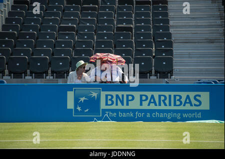 La Queen's Club di Londra, Regno Unito. Xx Giugno, 2017. Il giorno 2 del 2017 Aegon i campionati di tennis a ovest di Londra con il caldo sole che domina la se il meteo. Primi spettatori ombra contro il sole forte. Credito: Malcolm Park/Alamy Live News Foto Stock